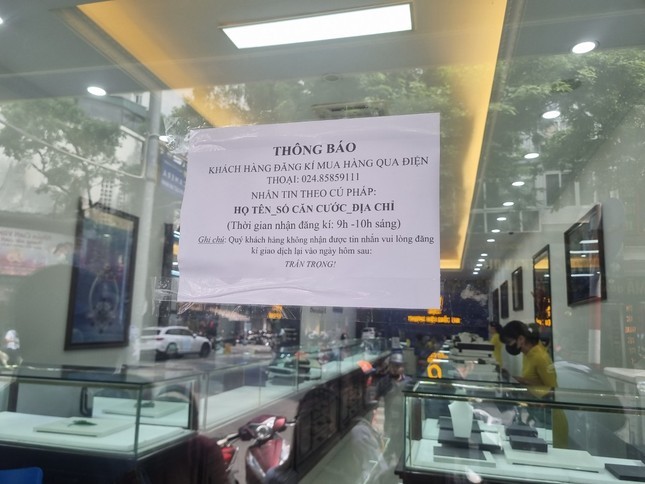 Thông báo tại cửa hàng Công ty Vàng bạc đá quý Sài Gòn về hình thức đặt mua vàng qua tin nhắn (ảnh: Ngọc Mai).