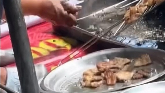 Xử phạt quán bún chả “rửa thịt” bằng nước than 3,5 triệu đồng