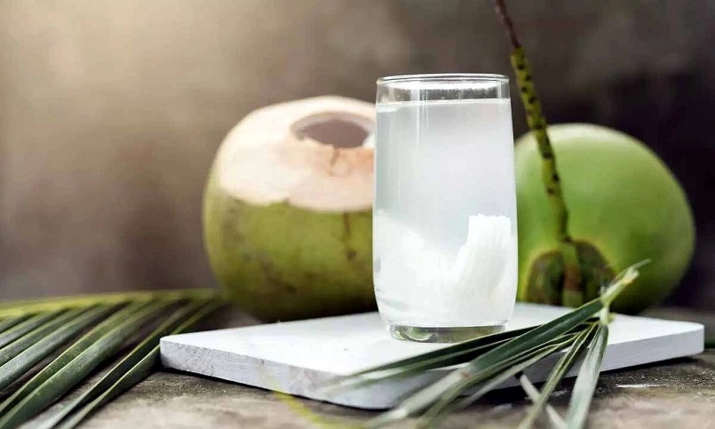 Viêm họng có nên uống nước dừa?