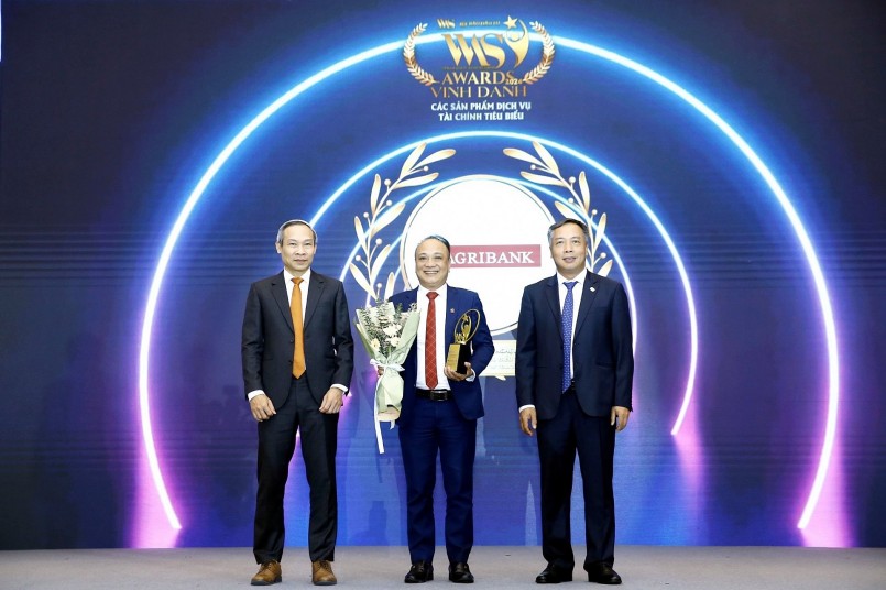 Ông Nguyễn Khắc Trung, Trưởng Ban Ngân hàng số - Đại diện Agribank nhận vinh danh Sản phẩm công nghệ và chuyển đổi số tiêu biểu