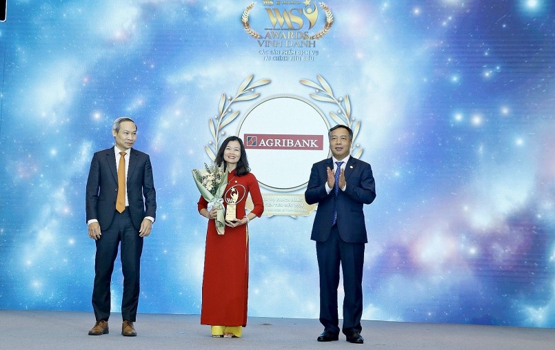 Bà Nguyễn Thị Thu Thủy, Phó Giám đốc Trung tâm Chăm sóc khách hàng - Đại diện Agribank nhận vinh danh Dịch vụ khách hàng ưu tiên tiêu biểu