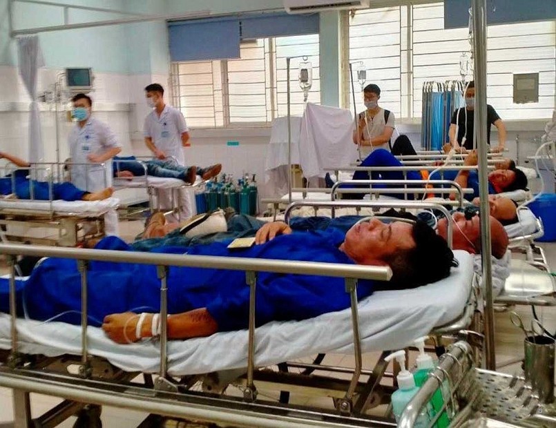 Các công nhân cấp cứu tại bệnh viện. (Hình: Việt Hoàng/VietNamNet)