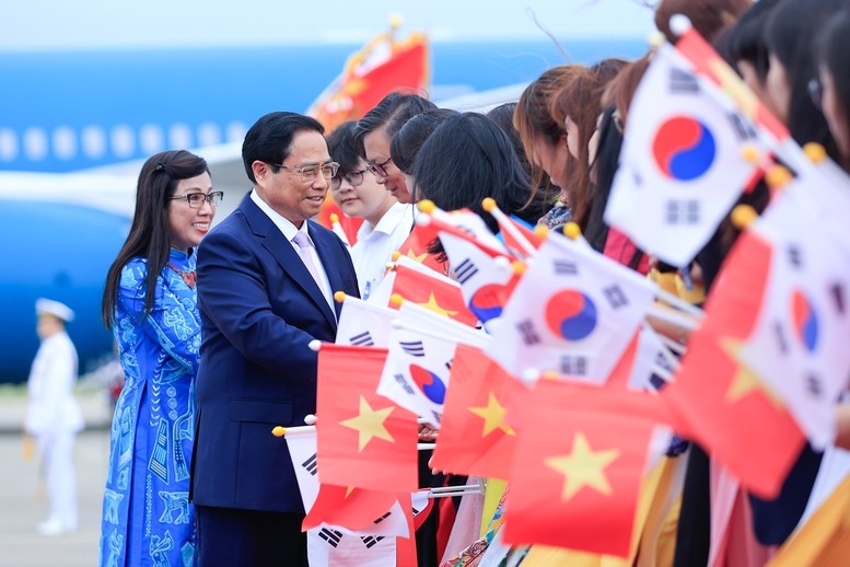 Cán bộ, nhân viên Đại sứ quán và cộng đồng người Việt Nam tại Hàn Quốc nồng nhiệt chào đón Thủ tướng và Phu nhân, cùng Đoàn đại biểu Việt Nam - Ảnh: VGP