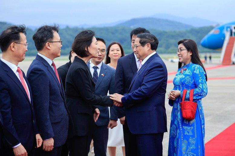 Bộ trưởng Bộ Doanh nghiệp vừa và nhỏ và khởi nghiệp Hàn Quốc chào đón Thủ tướng Phạm Minh Chính và phu nhân - Ảnh: VGP
