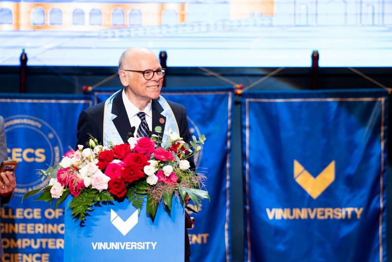 GS Max J. Pfeffer (Đại học Cornell) phát biểu tại Lễ tốt nghiệp niên khoá đầu tiên của Đại học VinUni.