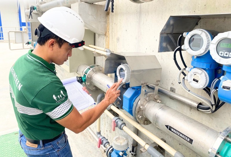Kỹ sư vận hành thử nghiệm Trạm xử lý nước thải Nhà máy Bia Heineken Quảng Nam. Ảnh Nguyễn Hoàng