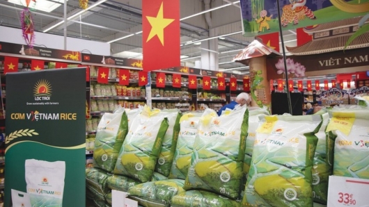 Giá xuất khẩu tiến gần mốc 1.000 USD, tại sao gạo Việt Nam vẫn “vô danh”?