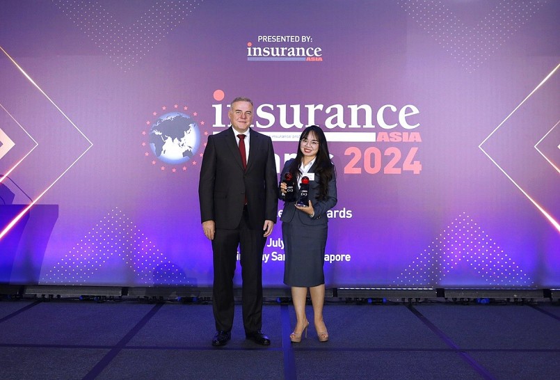 Bà Bùi Thị Thu Hương – Phó Tổng giám đốc phụ trách Kinh doanh của OPES, đại diện nhận Giải thưởng Insurance Asia Award 2024 tại Singapore