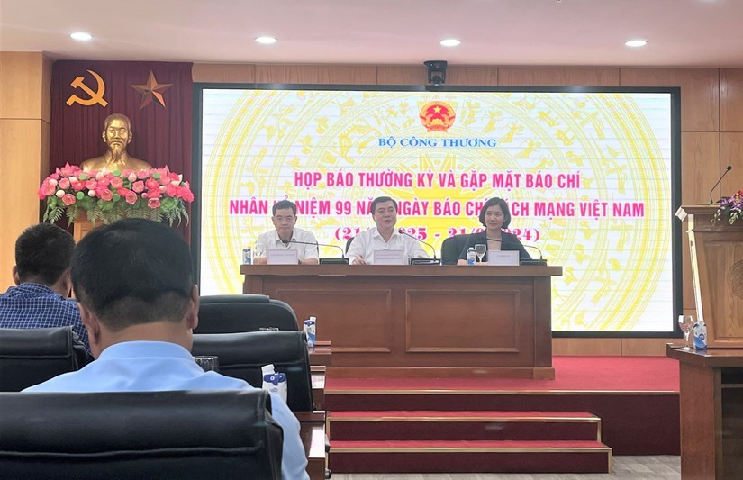 Thứ trưởng Bộ Công Thương Nguyễn Sinh Nhật Tân chủ trì cuộc họp. 