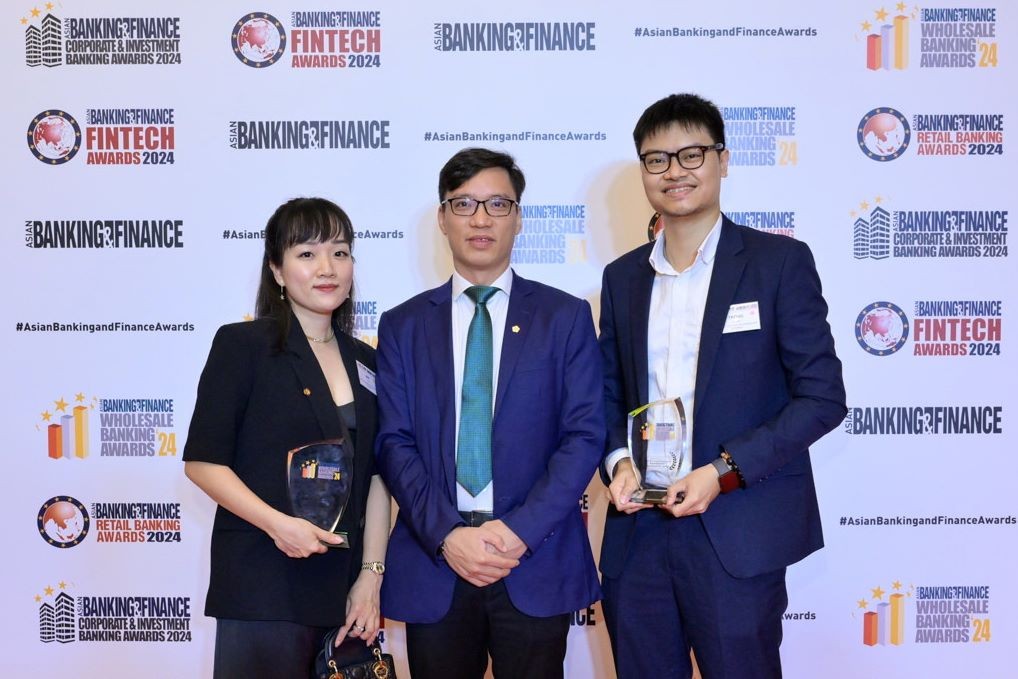 Đại diện BIDV nhận giải thưởng Ngân hàng cung cấp dịch vụ ngoại hối và phái sinh tốt nhất Việt Nam năm 2024