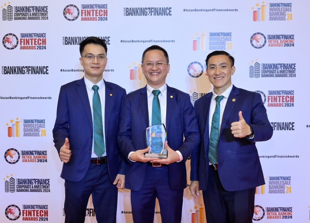 Đại diện BIDV nhận Giải thưởng Ngân hàng phục vụ khách hàng FDI tốt nhất Việt Nam năm 2024  