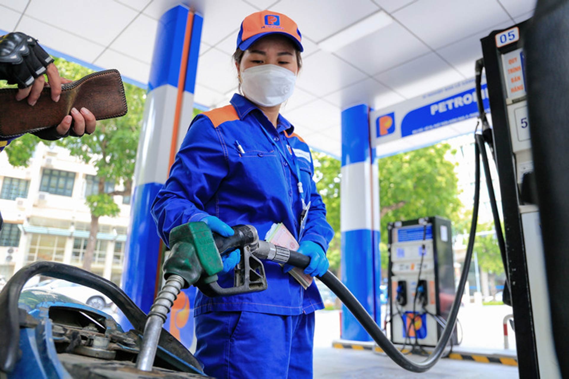 Giá xăng dầu đồng loạt giảm, RON 95 về sát 23.000 đồng/lít.