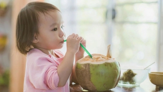 Có nên cho trẻ em uống nước dừa?