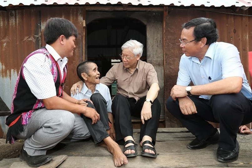 Tổng Bí thư Nguyễn Phú Trọng thăm gia đình thương binh Đinh Phi, hộ có hoàn cảnh đặc biệt khó khăn ở làng Tung Ke 2, xã Ayun, huyện Chư Sê, tỉnh Gia Lai, tháng 4/2017. Ảnh: TTXVN