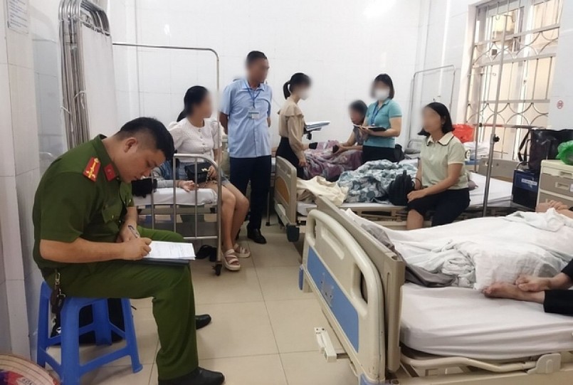 Nhiều du khách phải nhập viện sau khi dùng bữa tối tại nhà hàng ở TP. Hạ Long