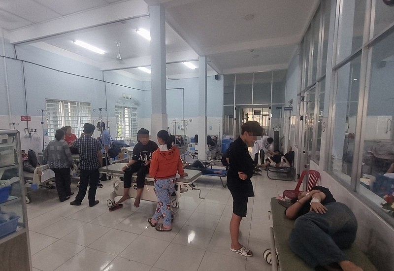 Các công nhân nghi ngộ độc thực phẩm được đưa đến cấp cứu tại Trung tâm Y tế huyện Đồng Phú. Ảnh: CAND