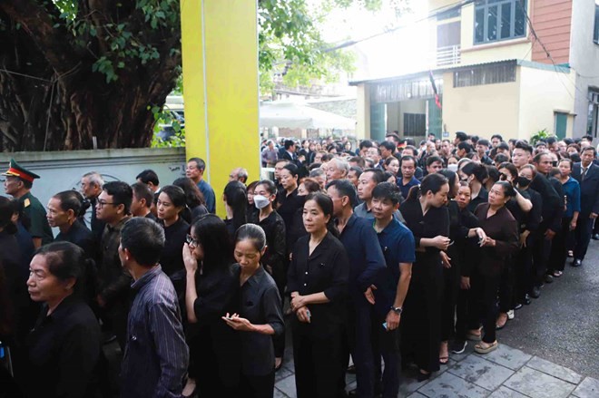 Hàng trăm người dân có mặt tại Nhà văn hóa thôn Lại Đà để viếng Tổng Bí thư Nguyễn Phú Trọng.