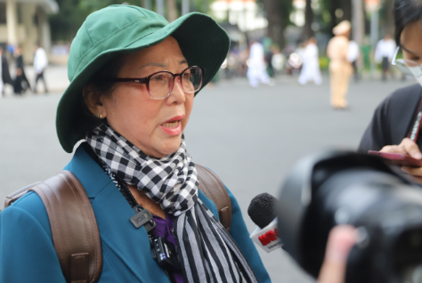Người dân đến viếng, chia sẻ sự tiếc thương Tổng Bí thư Nguyễn Phú Trọng với phóng viên báo chí