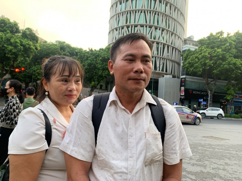 Vợ chồng anh Nguyễn Văn Thủy và chị Nguyễn Thị Dung đón xe từ quê lên Hà Nội để được vào viếng đồng chí Tổng Bí thư. Ảnh Hoàng Phong