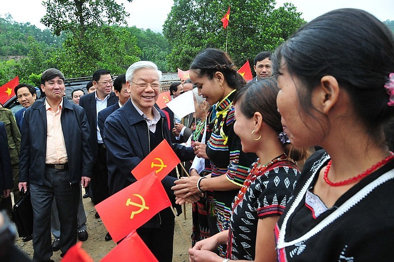 Tổng Bí thư Nguyễn Phú Trọng thăm đồng bào dân tộc thiểu số xã Hồng Hạ, huyện A Lưới, tỉnh Thừa Thiên Huế năm 2014
