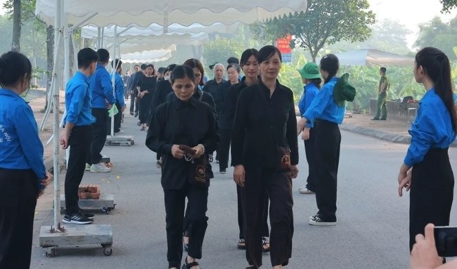 Đoàn người di chuyển về thôn Lại Đà viếng Tổng Bí thư Nguyễn Phú Trọng 