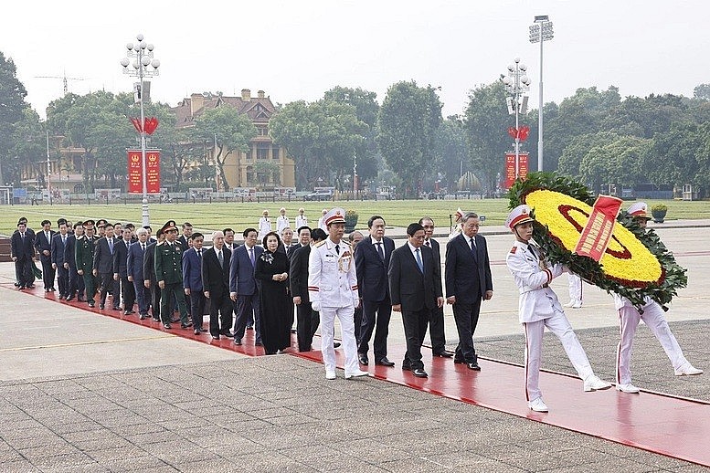 Đoàn đại biểu Ban Chấp hành Trung ương Đảng, Chủ tịch nước, Quốc hội, Chính phủ, Ủy ban Trung ương Mặt trận Tổ quốc Việt Nam đặt vòng hoa, vào Lăng viếng Chủ tịch Hồ Chí Minh - Ảnh: VGP