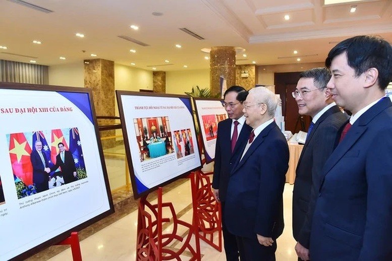 Tổng Bí thư Nguyễn Phú Trọng tham quan triển lãm ảnh về các hoạt động đối ngoại tại Hội nghị Ngoại giao lần thứ 32 vào tháng 12/2023.