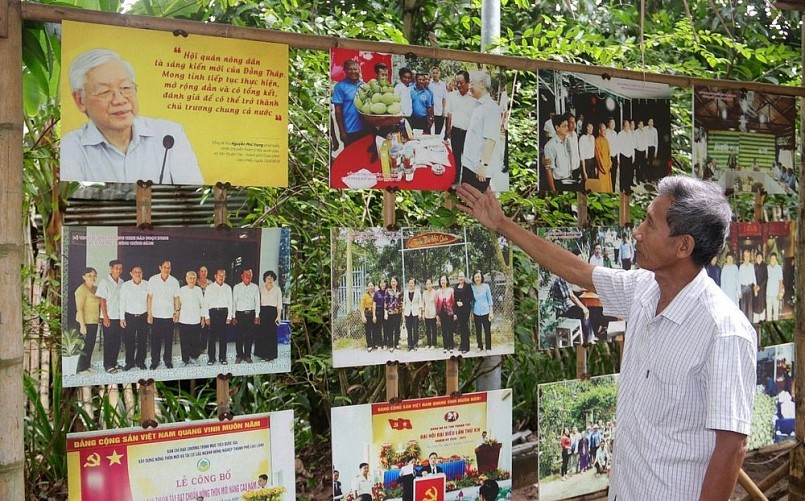 Những hình ảnh về chuyến thăm của Tổng Bí thư Nguyễn Phú Trọng được lưu giữ, trưng bày tại Tâm Quê Hội quán, xã Tân Thuận Tây, thành phố Cao Lãnh (Đồng Tháp). (Ảnh: Nhựt An/TTXVN)