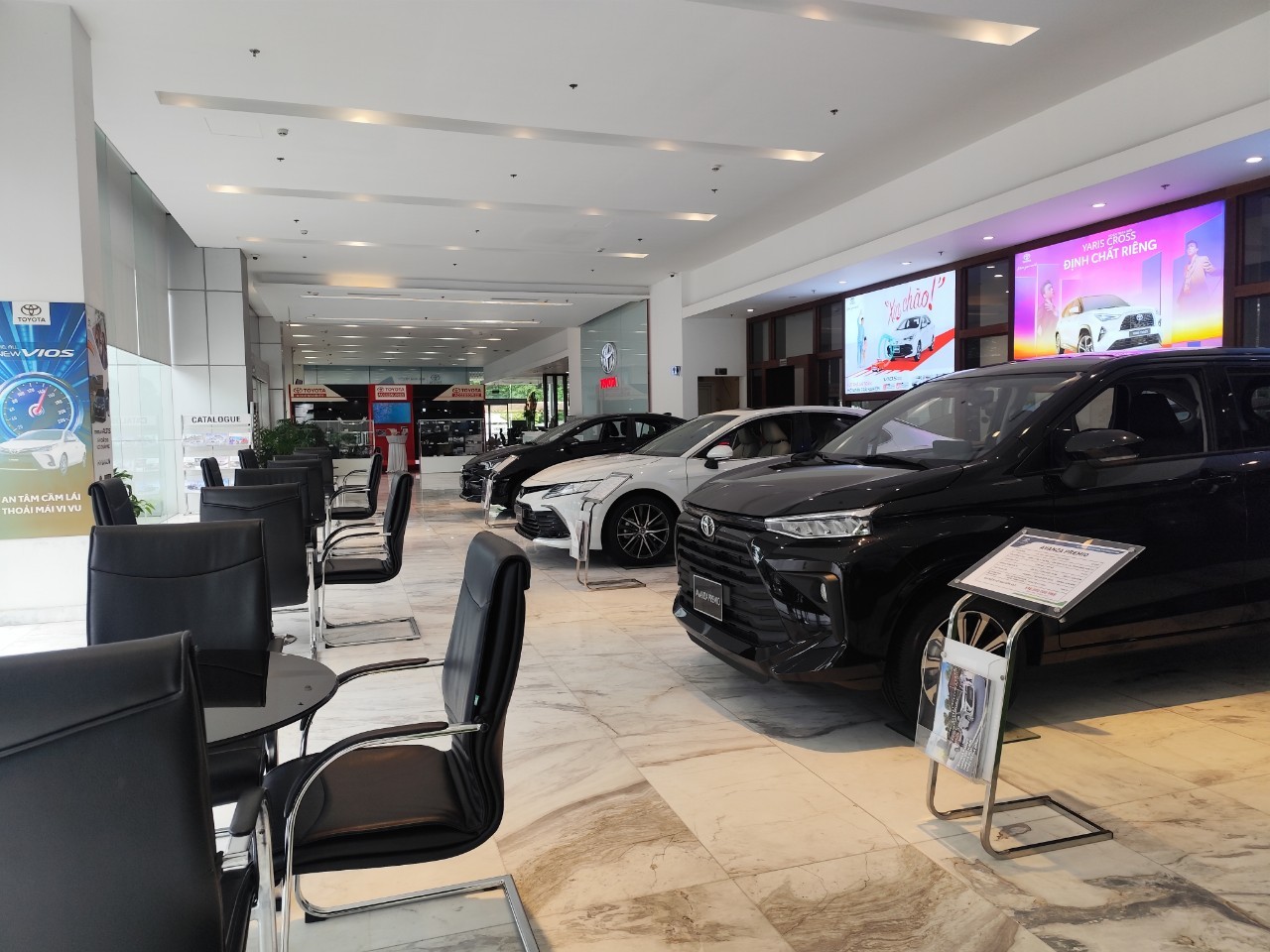 showroom ô tô “ngóng” khách, còn khách hàng “ngóng” giảm thuế trước bạ.