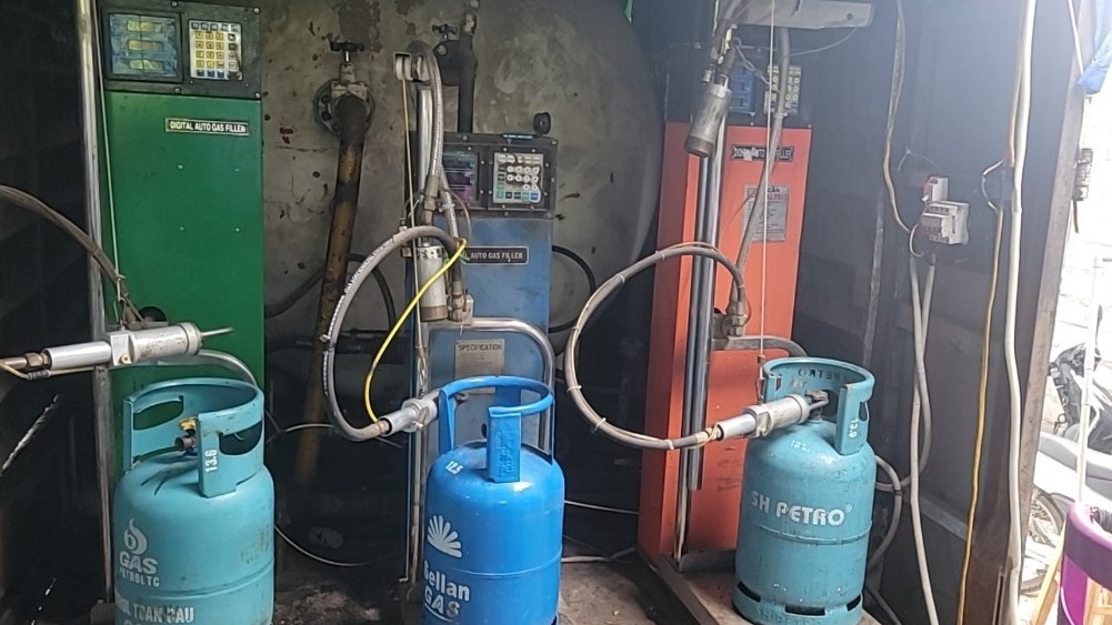 Bắt quả tang cơ sở san, chiết, nạp khí LPG trái phép ở Hà Nội