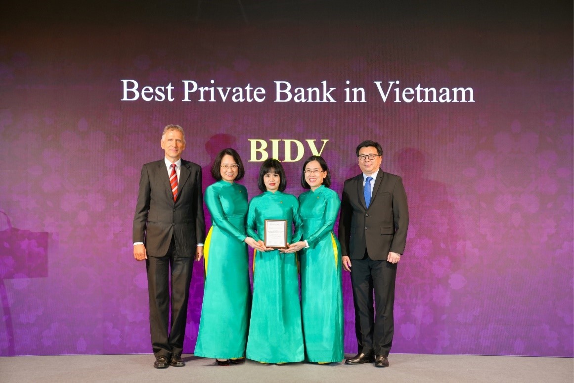 Đại diện BIDV nhận giải thưởng từ Tạp chí The Asian Banker  Kiến tạo chuẩn mực mới về dịch vụ Private Banking tại Việt Nam