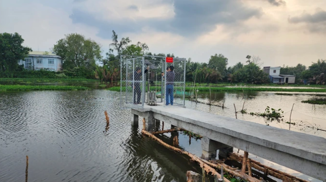 Trạm quan trắc tự động đo độ mặn tại Hậu Giang. Ảnh: VĨNH TƯỜNG