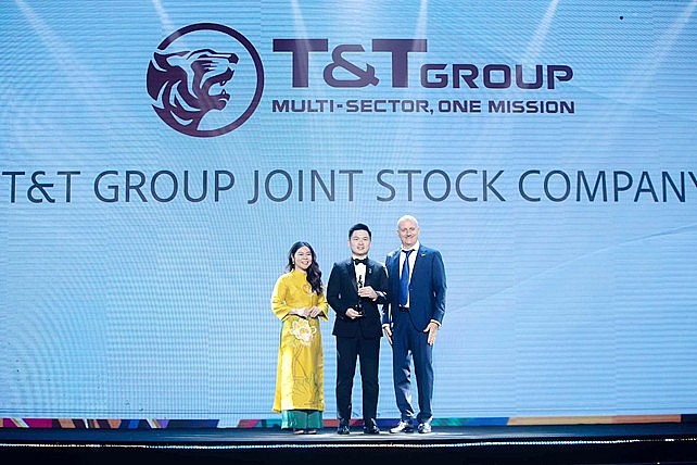 Ông Đỗ Vinh Quang, Phó Chủ tịch HĐQT Tập đoàn T&T Group đại diện doanh nghiệp nhận giải Nơi làm việc tốt nhất Châu Á 2024