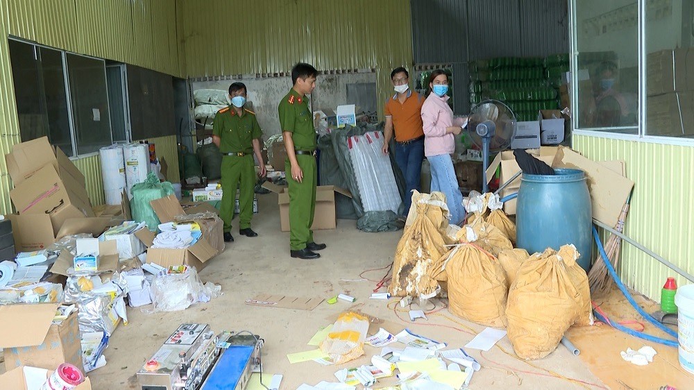 Công an kiểm tra kho xưởng làm giả thuóc diệt cỏ và thuốc trừ sâu. Ảnh: CA