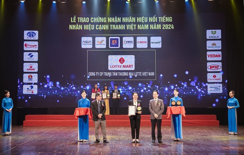 Đại diện LOTTE Mart nhận danh hiệu Nhãn hiệu nổi tiếng từ Ban tổ chức
