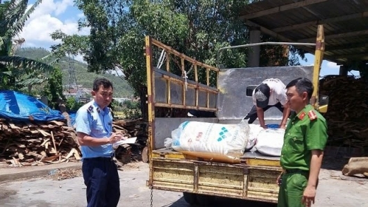 Thu giữ gần 650 kg mỡ động vật bốc mùi hôi thối, đã qua chế biến