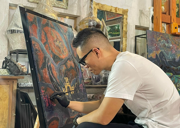 Hoạ sĩ trẻ giữ hồn dân tộc qua nét sơn mài