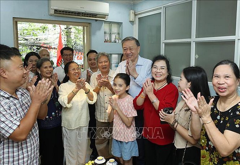 Tổng Bí thư, Chủ tịch nước Tô Lâm với gia đình cố họa sĩ Bùi Trang Chước