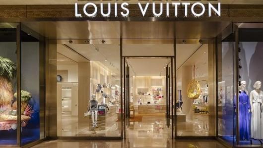 Người Việt đang chi bao nhiêu tiền mua hàng hiệu Louis Vuitton, Chanel, Gucci?