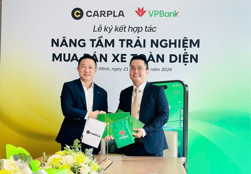 Đại diện VPBank và Carpla ký kết hợp tác cùng nâng tầm trải nghiệm mua bán xe