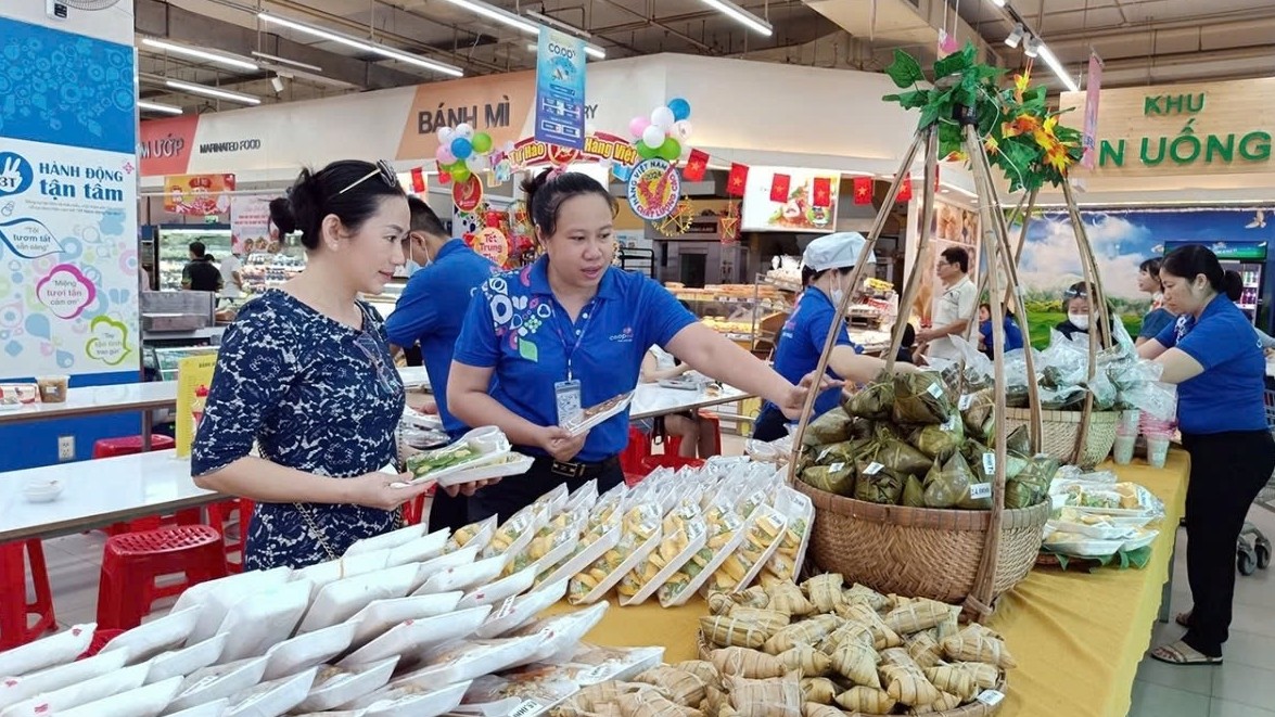 Sức mua tăng mạnh dịp lễ 2/9, hàng khuyến mãi hút khách