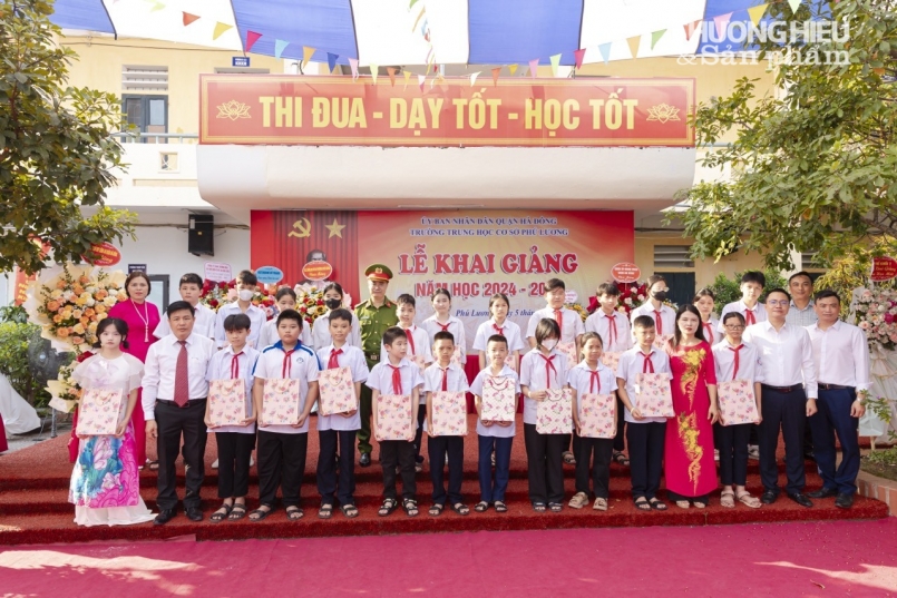 Học sinh trường THCS Phú Lương hân hoan trong ngày khai giảng năm học mới