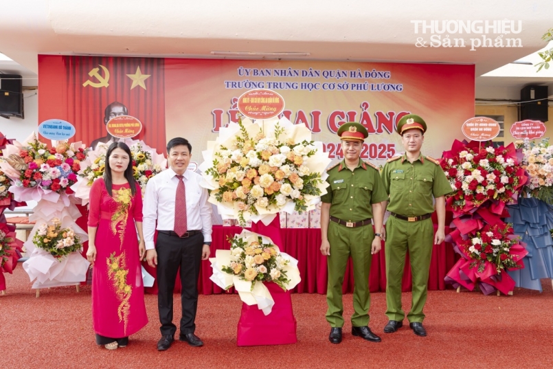 Học sinh trường THCS Phú Lương hân hoan trong ngày khai giảng năm học mới