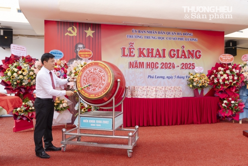 Học sinh trường THCS Phú Lương hân hoan trong ngày khai giảng năm học mới