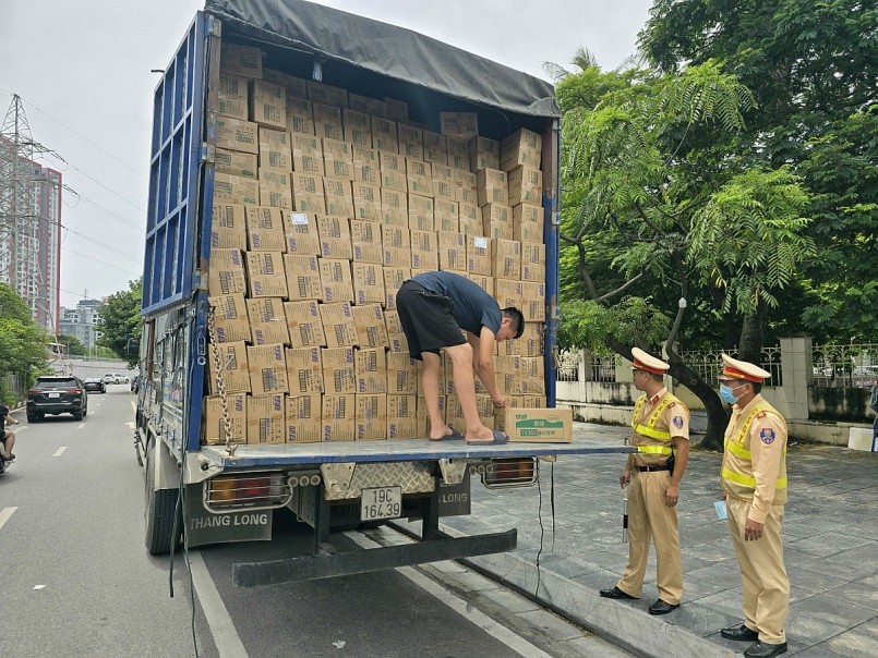 Kịp thời ngăn chặn xe tải chở 9 tấn thực phẩm, bánh kẹo không rõ nguồn gốc