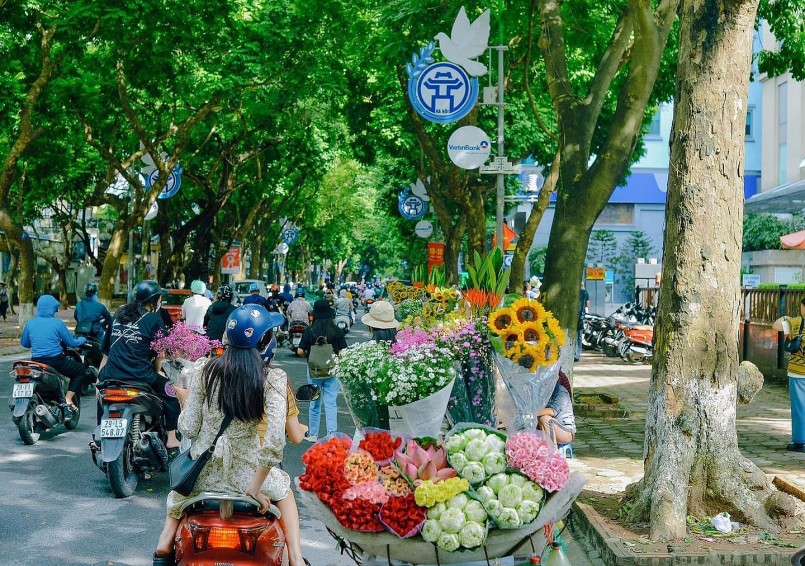 Mặc cho thời tiết nắng nóng, phố Phan Đình Phùng vẫn hút hồn các 'nàng thơ'