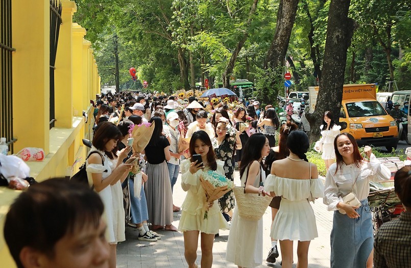 Mặc cho thời tiết nắng nóng, phố Phan Đình Phùng vẫn hút hồn các 'nàng thơ'