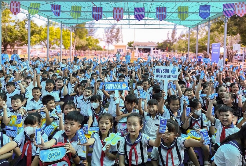 Một ngày khai giảng đặc biệt với nhiều niềm vui từ Quỹ sữa và Vinamilk dành cho các em học sinh Bến Tre