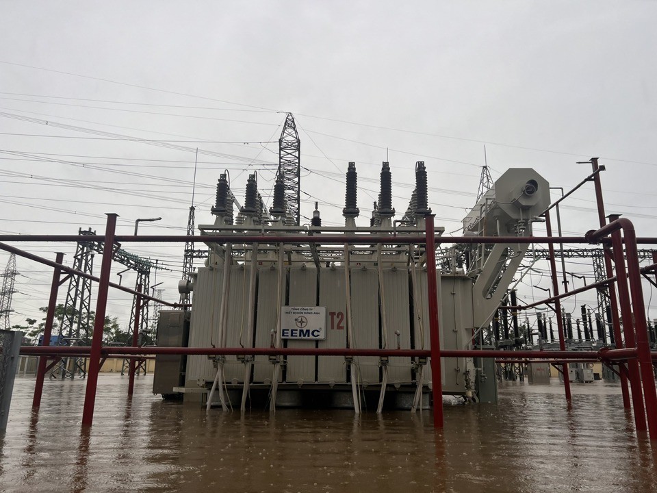 Trạm biến áp 110kV Thường Tín cũng bị cô lập hoàn toàn do ngập lụt.