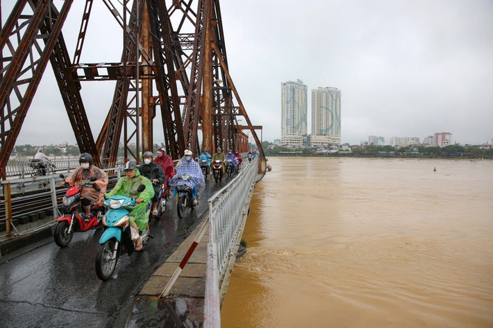 Nước sông Hồng tại Hà Nội đang lên nhanh, ảnh chụp sáng 10.9 (Ảnh: Quốc Việt)